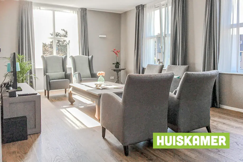 Een foto van de gezellige en knusse inrichting van Het Beemdhuis waar mensen met dementie kleinschalig wonen, anders dan in een verzorgingshuis