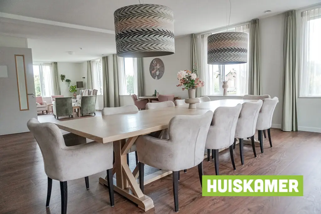 Een foto van de gezellige en knusse inrichting van Het Meidoornhuis waar mensen met dementie kleinschalig wonen, anders dan in een verzorgingshuis