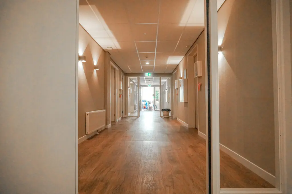 Een foto van de gezellige en knusse inrichting van Het Drostenhuis waar mensen met dementie kleinschalig wonen, anders dan in een verzorgingshuis