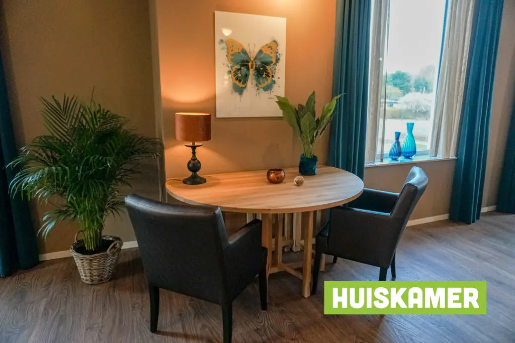 Een foto van de gezellige en knusse inrichting van Het Leijgraafhuis waar mensen met dementie kleinschalig wonen, anders dan in een verzorgingshuis