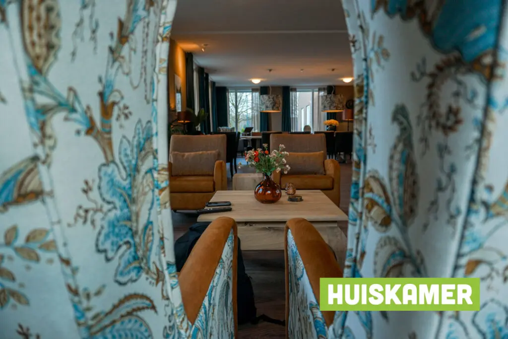 Een foto van de gezellige en knusse inrichting van Het Leijgraafhuis waar mensen met dementie kleinschalig wonen, anders dan in een verzorgingshuis