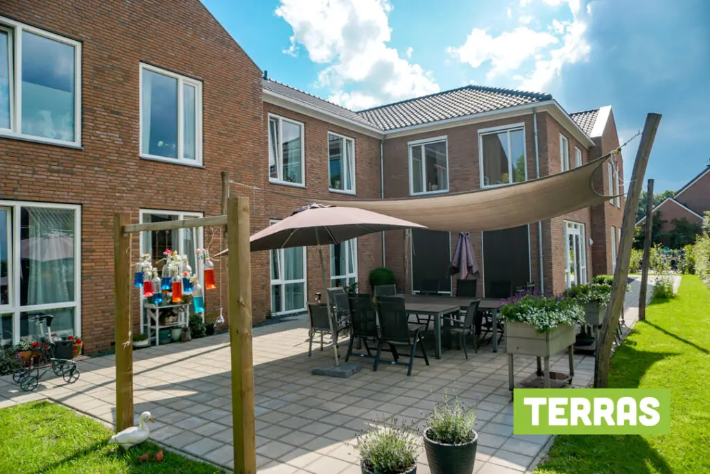 Een foto van de tuin van Het Leijgraafhuis van Dagelijks Leven waar mensen met dementie kleinschalig en betaalbaar wonen in een particuliere zorginstelling