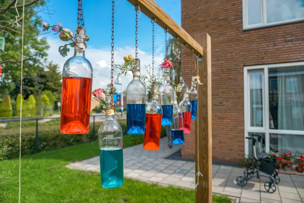 Een foto van de tuin van Het Leijgraafhuis van Dagelijks Leven waar mensen met dementie kleinschalig en betaalbaar wonen in een particuliere zorginstelling