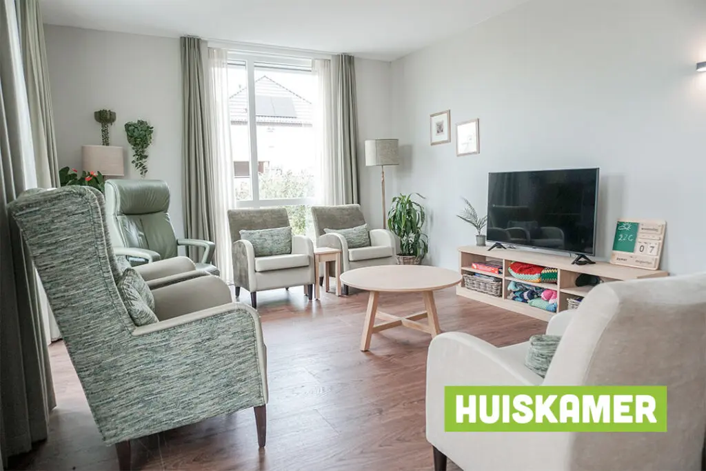 Een foto van de gezellige en knusse inrichting van Het Torenforthuis waar mensen met dementie kleinschalig wonen, anders dan in een verzorgingshuis