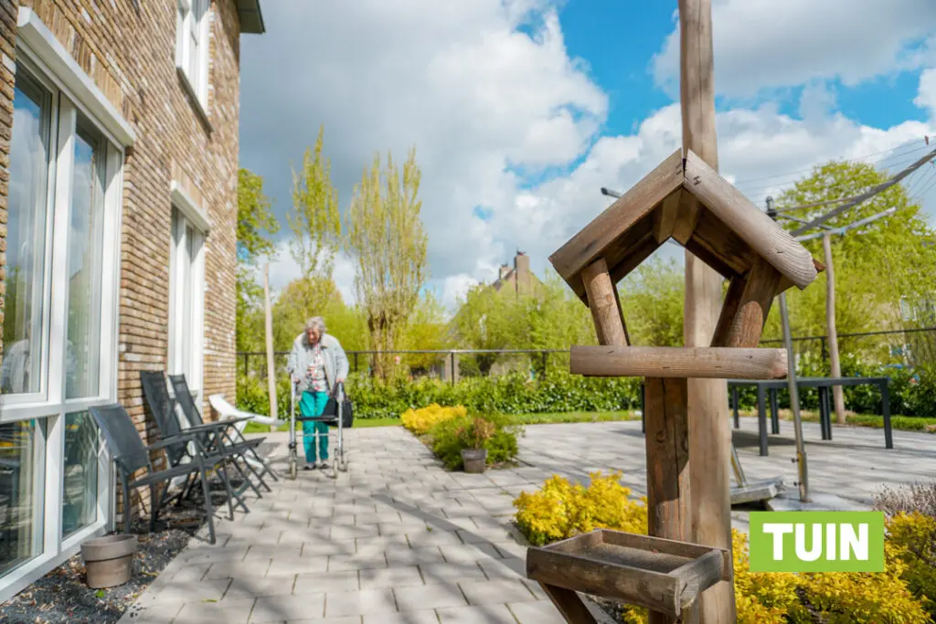 Een foto van de tuin van Het Abtswoudehuis van Dagelijks Leven waar mensen met dementie kleinschalig en betaalbaar wonen in een particuliere zorginstelling