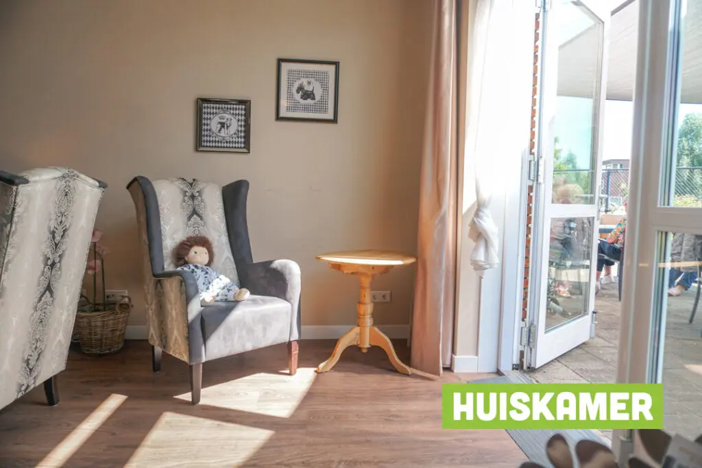 Een foto van de gezellige en knusse inrichting van Het Breeakkerhuis waar mensen met dementie kleinschalig wonen, anders dan in een verzorgingshuis