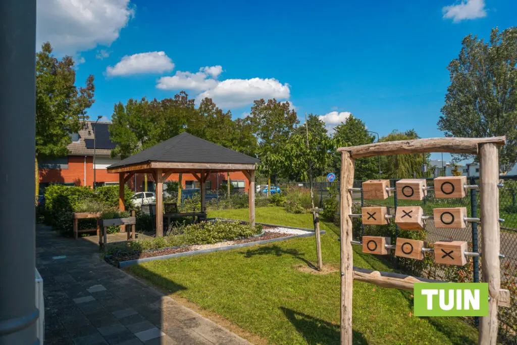 Een foto van de tuin van Het Breeakkerhuis van Dagelijks Leven waar mensen met dementie kleinschalig en betaalbaar wonen in een particuliere zorginstelling
