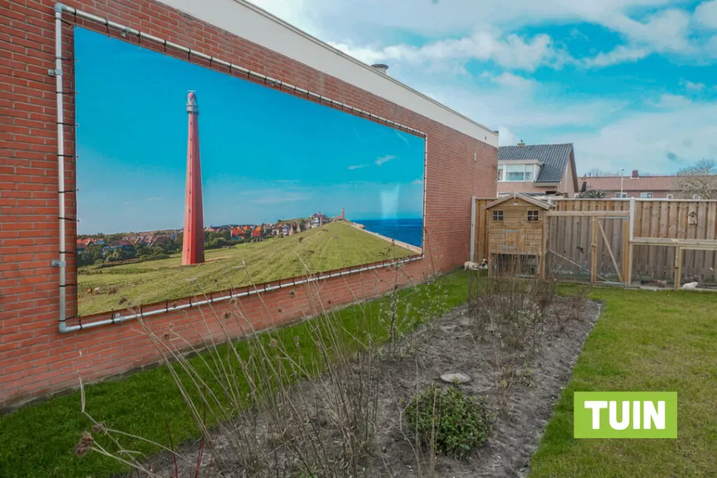 Een foto van een deel van de tuin van Het Houwinghuis van Dagelijks Leven waar mensen met dementie kleinschalig en betaalbaar wonen in een particuliere zorginstelling