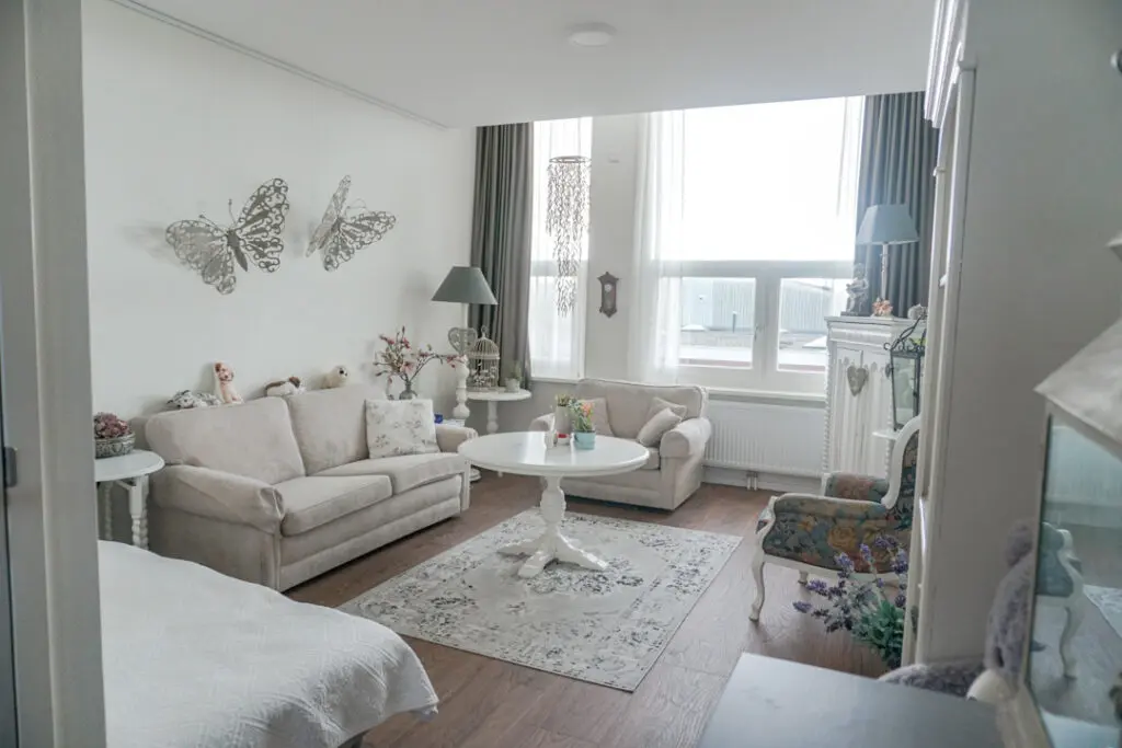 Een foto van de gezellige en knusse inrichting van Het Houwinghuis waar mensen met dementie kleinschalig wonen, anders dan in een verzorgingshuis