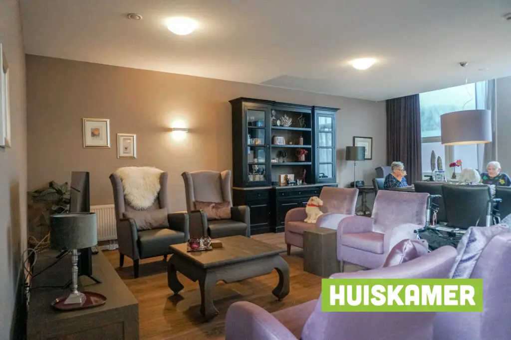 Een foto van de gezellige en knusse inrichting van Het Houwinghuis waar mensen met dementie kleinschalig wonen, anders dan in een verzorgingshuis