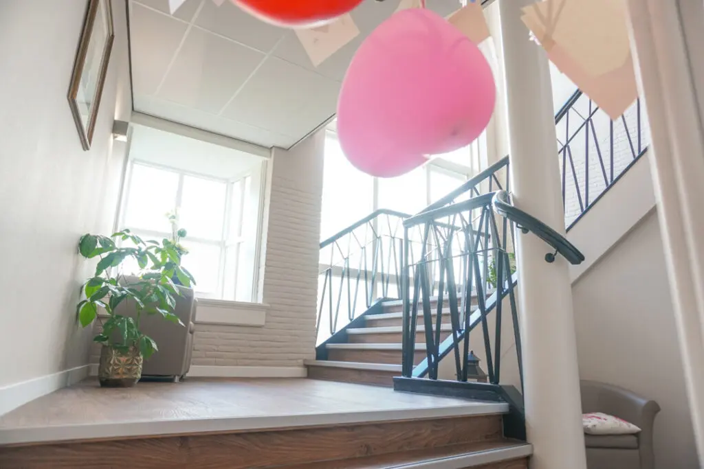 Een foto van de gezellige en knusse inrichting van Het Houwinghuis waar mensen met dementie kleinschalig wonen, anders dan in een verzorgingshuis