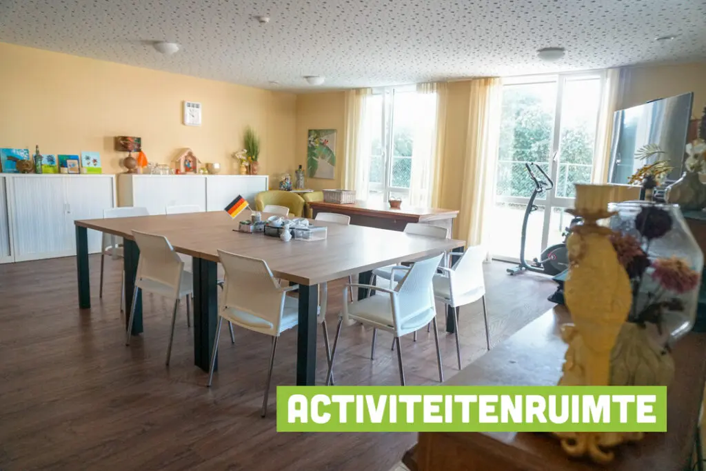 Een foto van de gezellige en knusse inrichting van Het Heiakkerhuis waar mensen met dementie kleinschalig wonen, anders dan in een verzorgingshuis