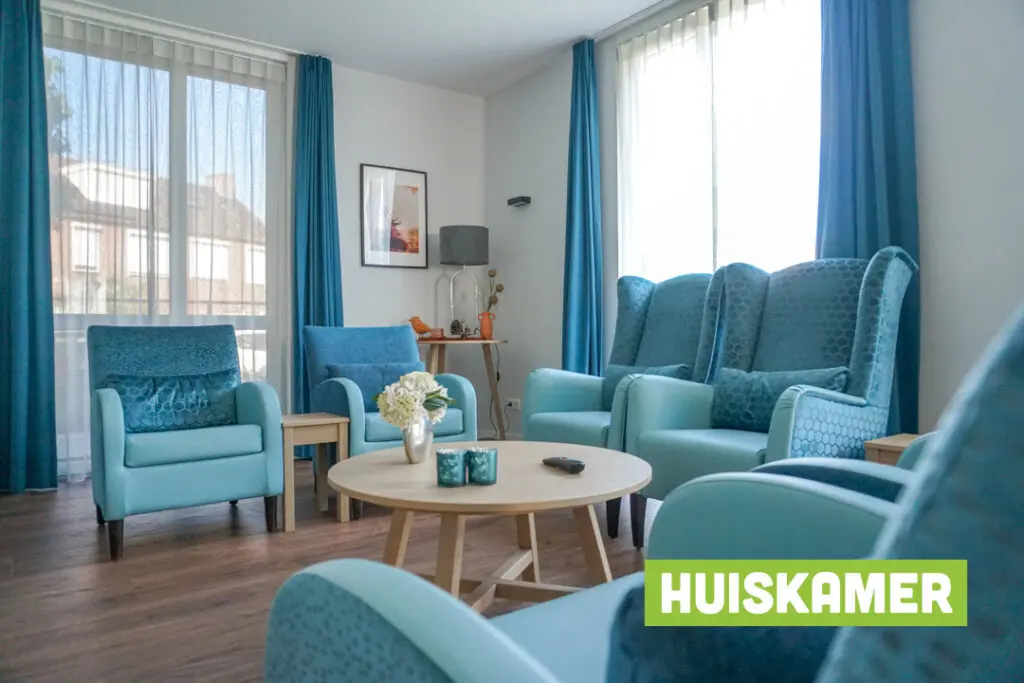 Een foto van de gezellige en knusse inrichting van Het Heiakkerhuis waar mensen met dementie kleinschalig wonen, anders dan in een verzorgingshuis