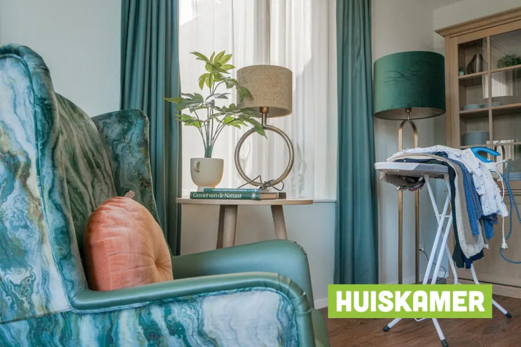 Een foto van de gezellige en knusse inrichting van Het Heiakkerhuis waar mensen met dementie kleinschalig wonen, anders dan in een verzorgingshuis