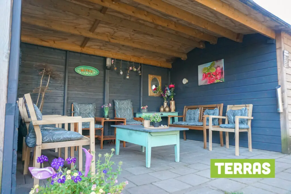 Een foto van de tuin van Het Wilhelminahuis van Dagelijks Leven waar mensen met dementie kleinschalig en betaalbaar wonen in een particuliere zorginstelling