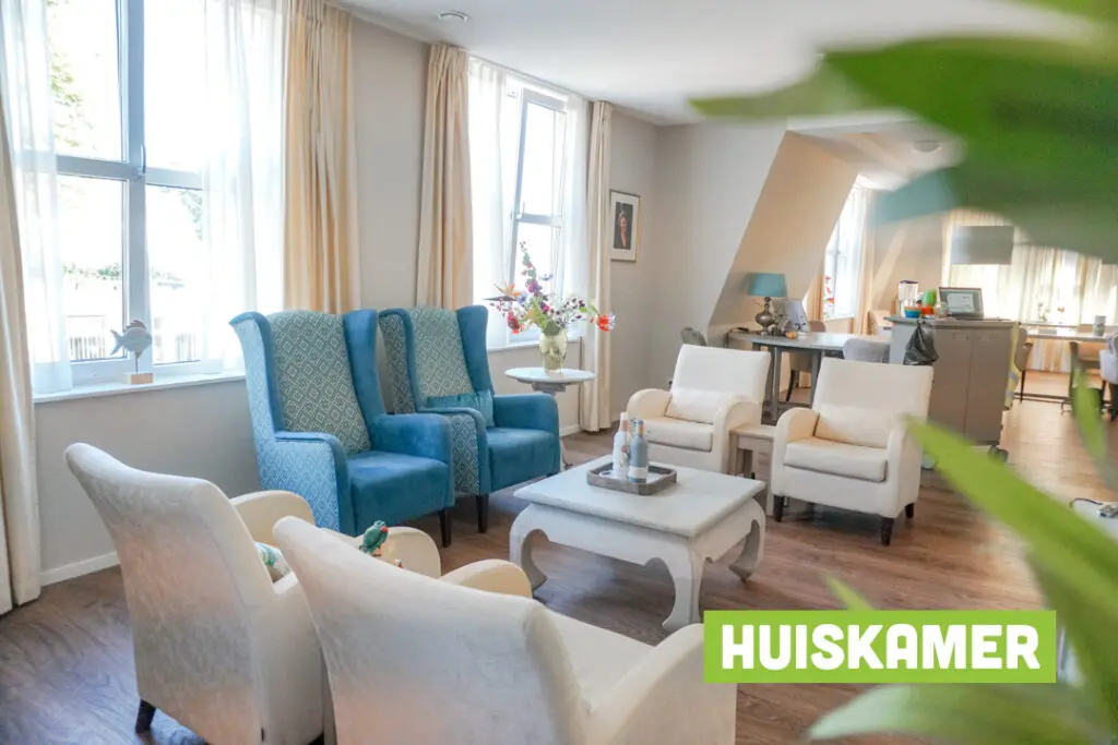 Een foto van de gezellige en knusse inrichting van Het Wilhelminahuis waar mensen met dementie kleinschalig wonen, anders dan in een verzorgingshuis