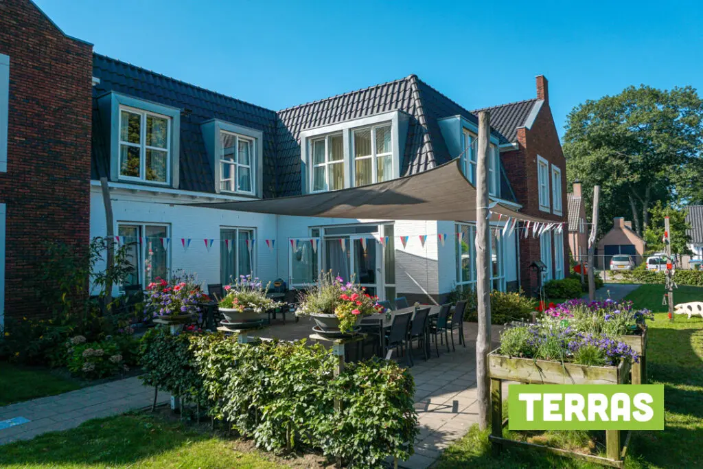 Een foto van de tuin van Het Wilhelminahuis van Dagelijks Leven waar mensen met dementie kleinschalig en betaalbaar wonen in een particuliere zorginstelling