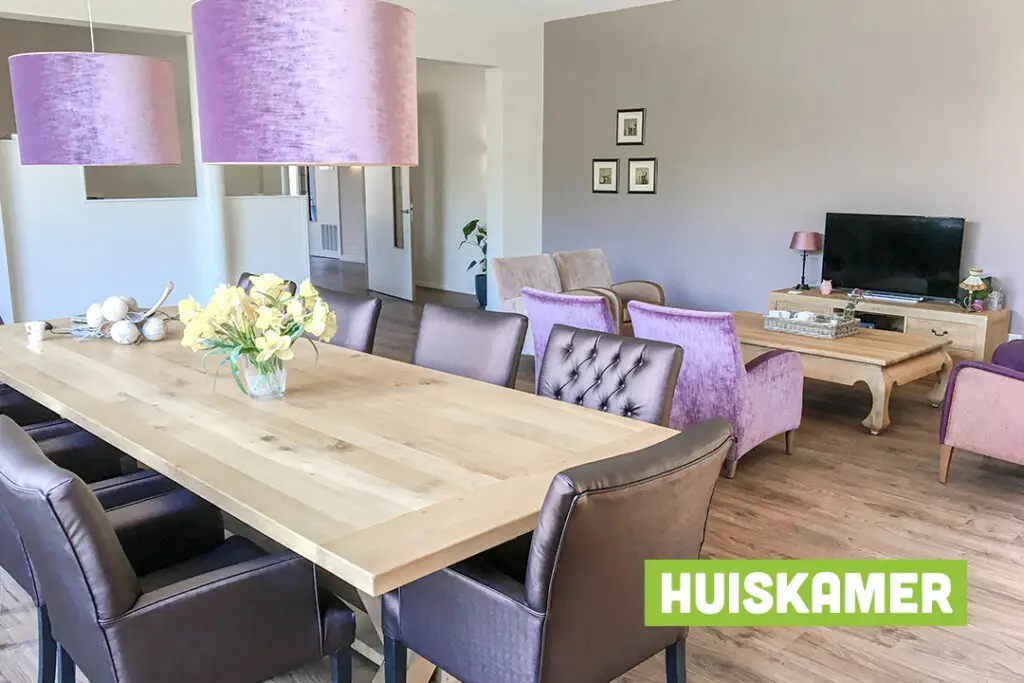 Een foto van de gezellige en knusse inrichting van Het Venenhuis waar mensen met dementie kleinschalig wonen, anders dan in een verzorgingshuis