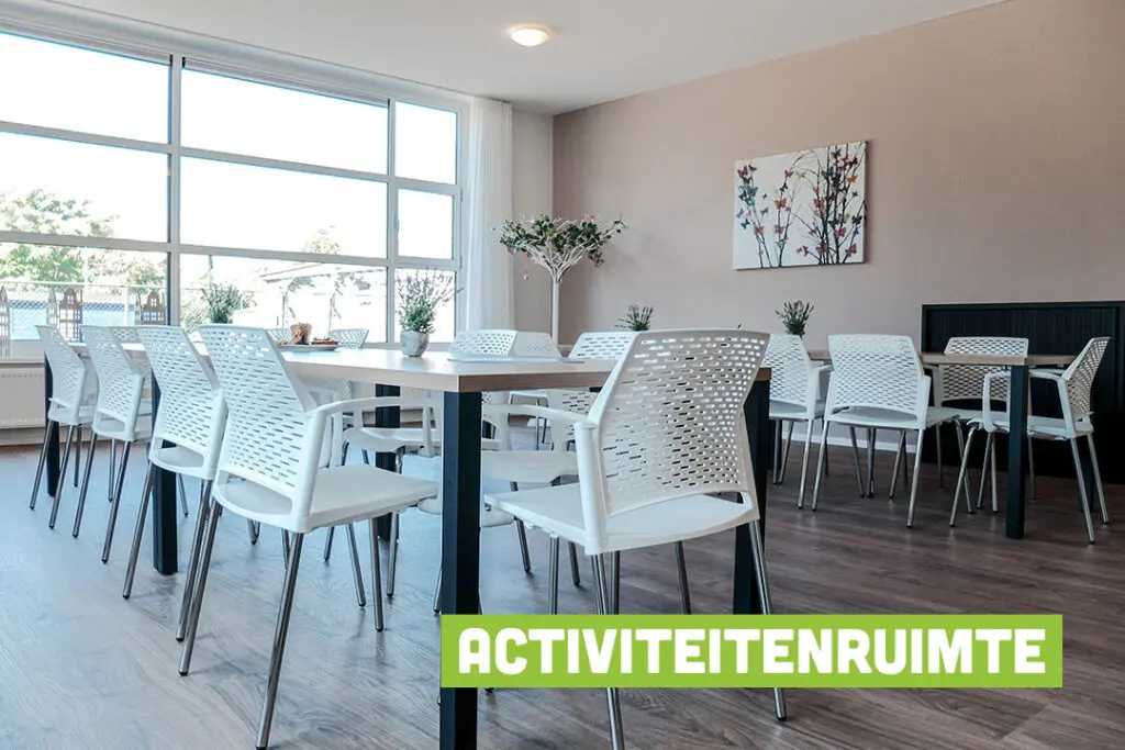 Een foto van de gezellige en knusse inrichting van Het Venenhuis waar mensen met dementie kleinschalig wonen, anders dan in een verzorgingshuis