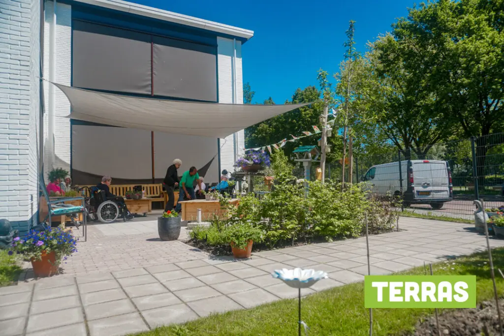 Een foto van de tuin van Het Venenhuis van Dagelijks Leven waar mensen met dementie kleinschalig en betaalbaar wonen in een particuliere zorginstelling