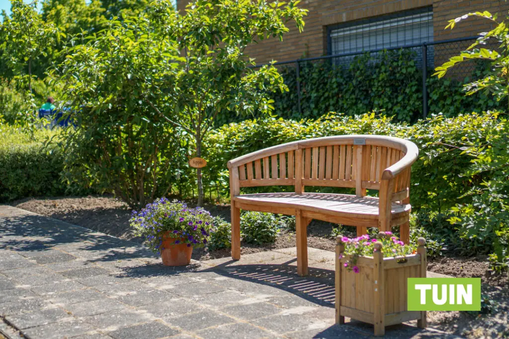 Een foto van de tuin van Het Venenhuis van Dagelijks Leven waar mensen met dementie kleinschalig en betaalbaar wonen in een particuliere zorginstelling