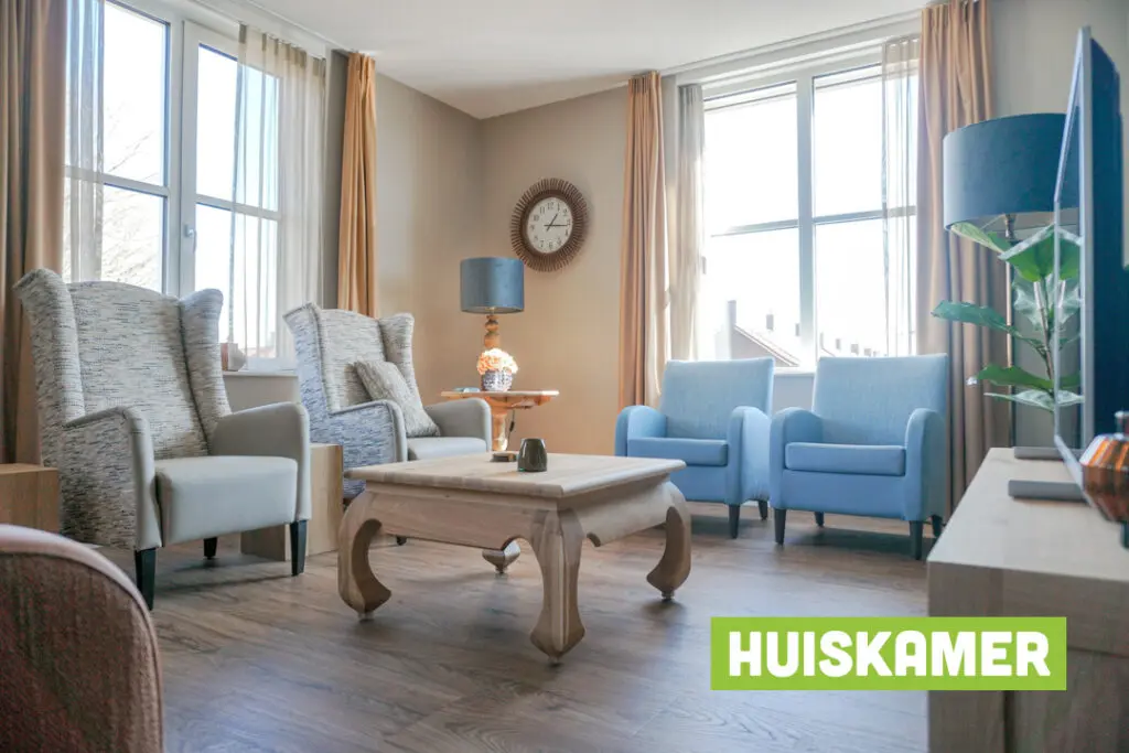 Een foto van de gezellige en knusse inrichting van Het IJkenberghuis waar mensen met dementie kleinschalig wonen, anders dan in een verzorgingshuis