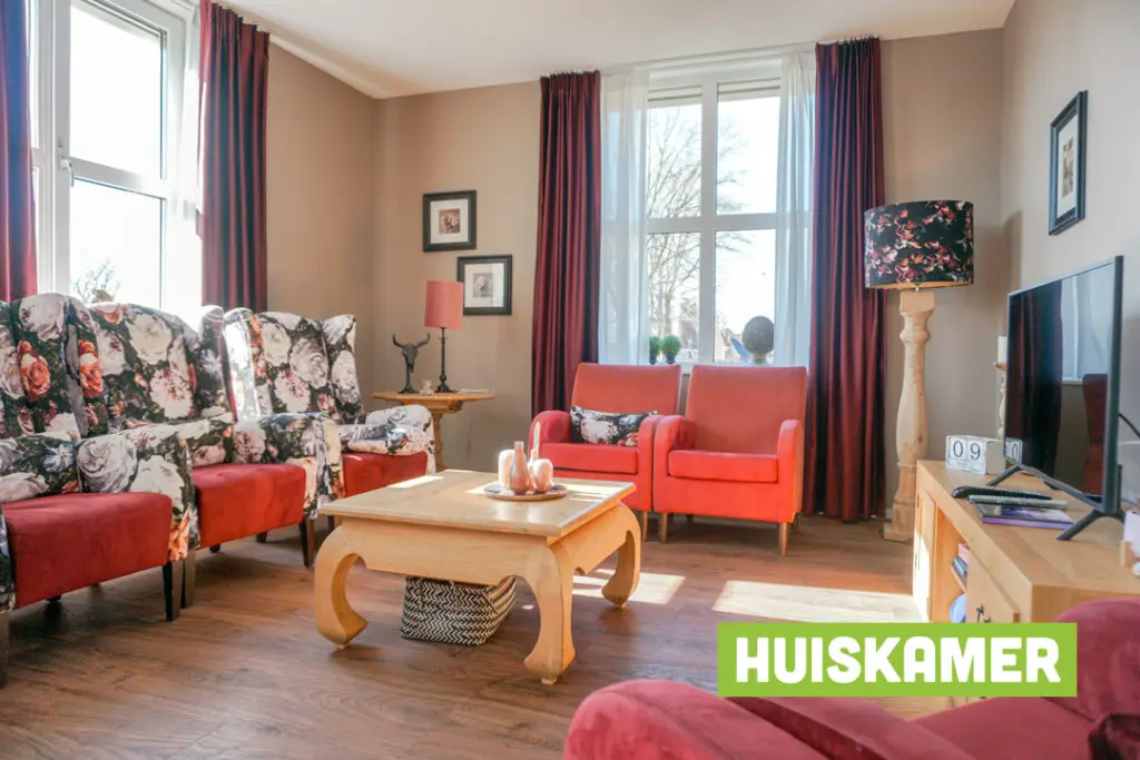 Een foto van de gezellige en knusse inrichting van Het Vijverberghuis waar mensen met dementie kleinschalig wonen, anders dan in een verzorgingshuis