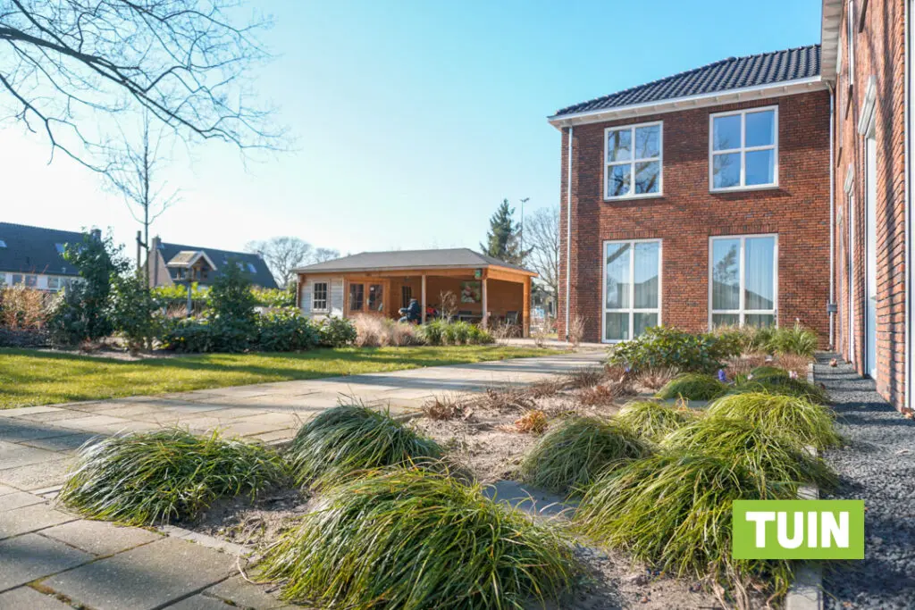 Een foto van de tuin van Het Vijverberghuis van Dagelijks Leven waar mensen met dementie kleinschalig en betaalbaar wonen in een particuliere zorginstelling