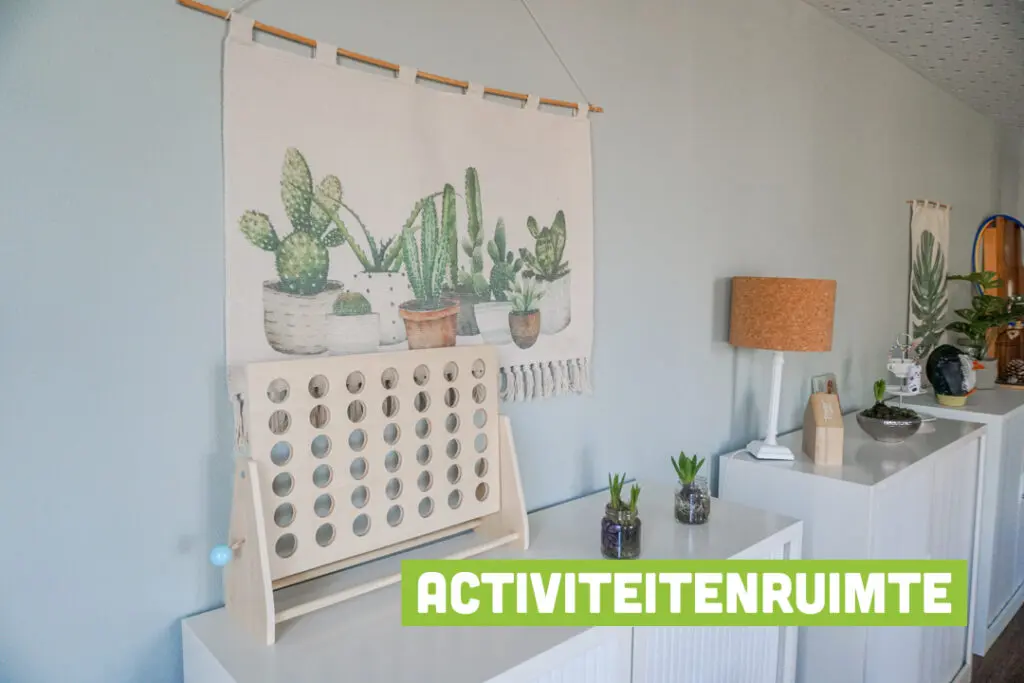 Een foto van de gezellige en knusse inrichting van Het Vijverberghuis waar mensen met dementie kleinschalig wonen, anders dan in een verzorgingshuis