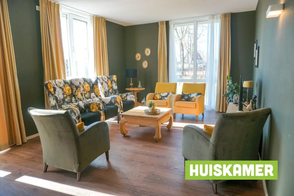 Een foto van de gezellige en knusse inrichting van Het Vijverberghuis waar mensen met dementie kleinschalig wonen, anders dan in een verzorgingshuis