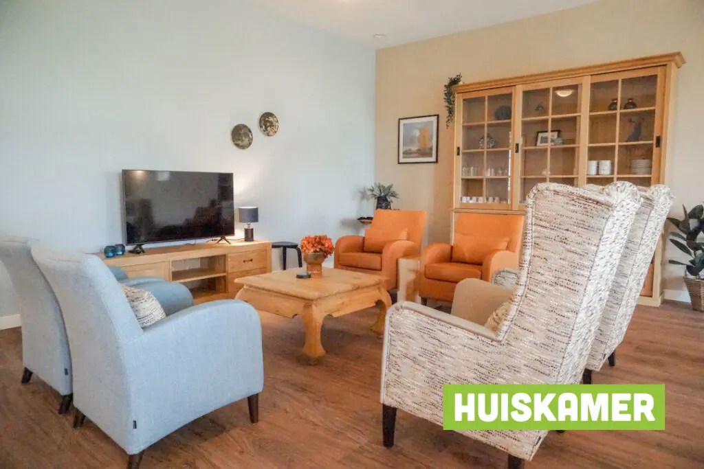 Een foto van de gezellige en knusse inrichting van Het Wikenhuis waar mensen met dementie kleinschalig wonen, anders dan in een verzorgingshuis