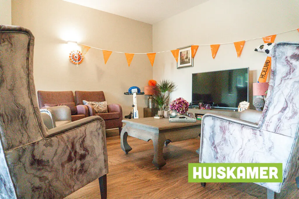 Een foto van de tuin van Het Revelsanthuis van Dagelijks Leven waar mensen met dementie kleinschalig en betaalbaar wonen in een particuliere zorginstelling