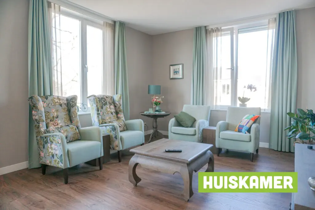 Een foto van de gezellige en knusse inrichting van Het Emmerdennenhuis waar mensen met dementie kleinschalig wonen, anders dan in een verzorgingshuis