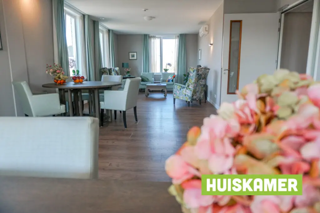 Een foto van de gezellige en knusse inrichting van Het Emmerdennenhuis waar mensen met dementie kleinschalig wonen, anders dan in een verzorgingshuis