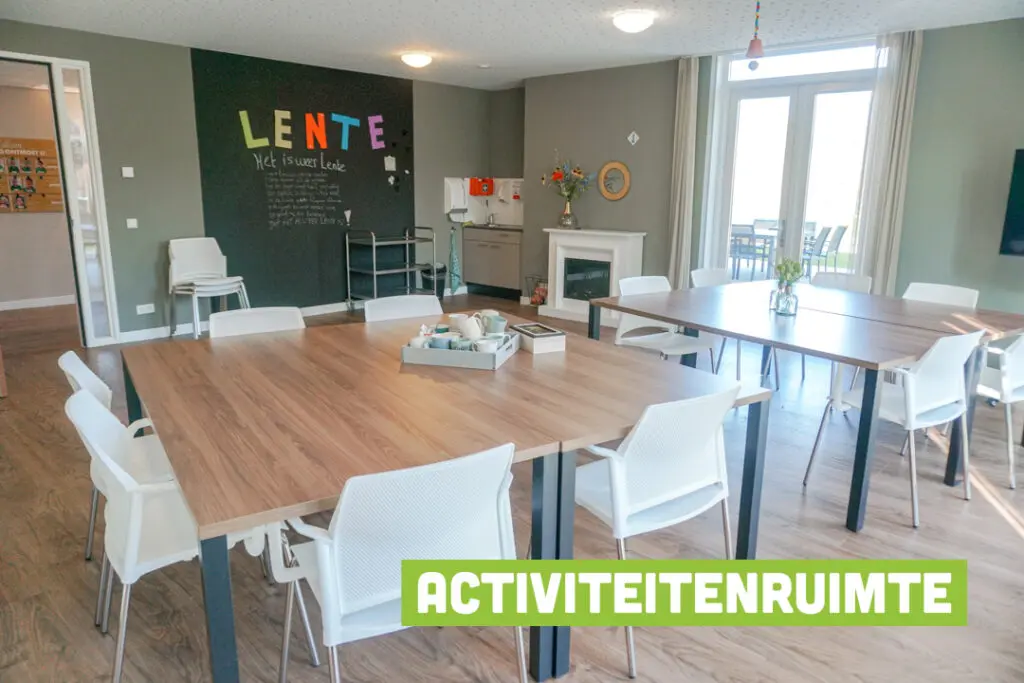 Een foto van de gezellige en knusse inrichting van Het Emmerdennenhuis waar mensen met dementie kleinschalig wonen, anders dan in een verzorgingshuis