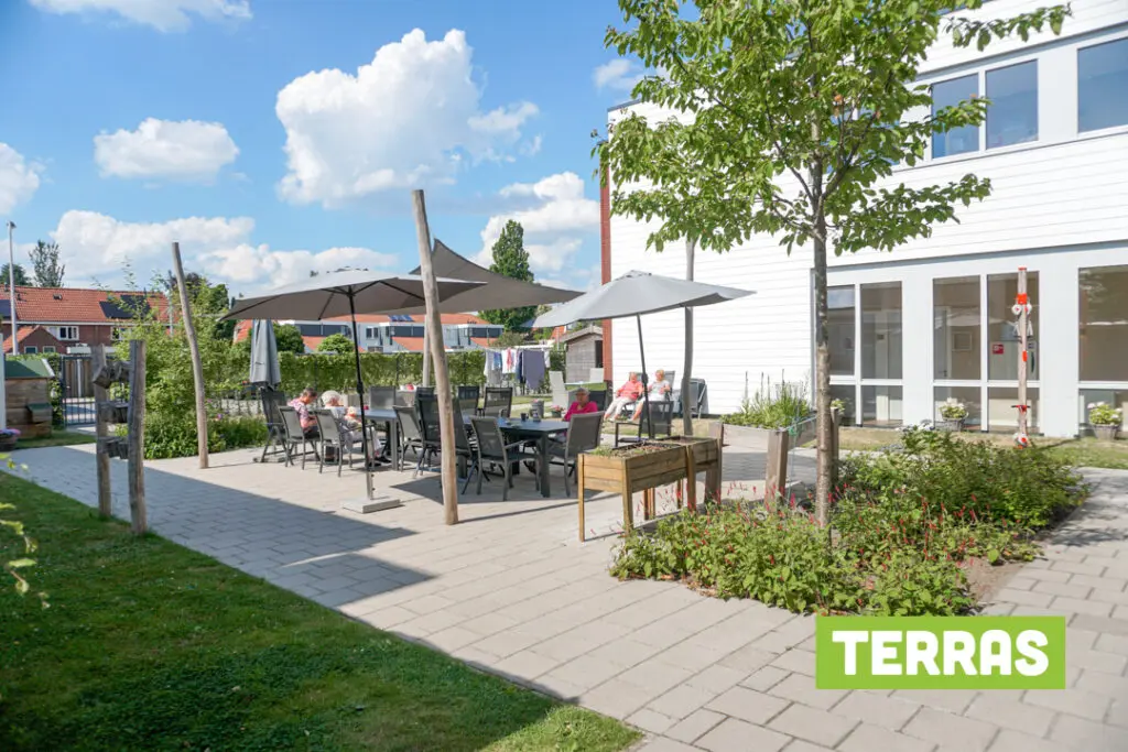 Een foto van de tuin van Het Stevenfennehuis van Dagelijks Leven waar mensen met dementie kleinschalig en betaalbaar wonen in een particuliere zorginstelling