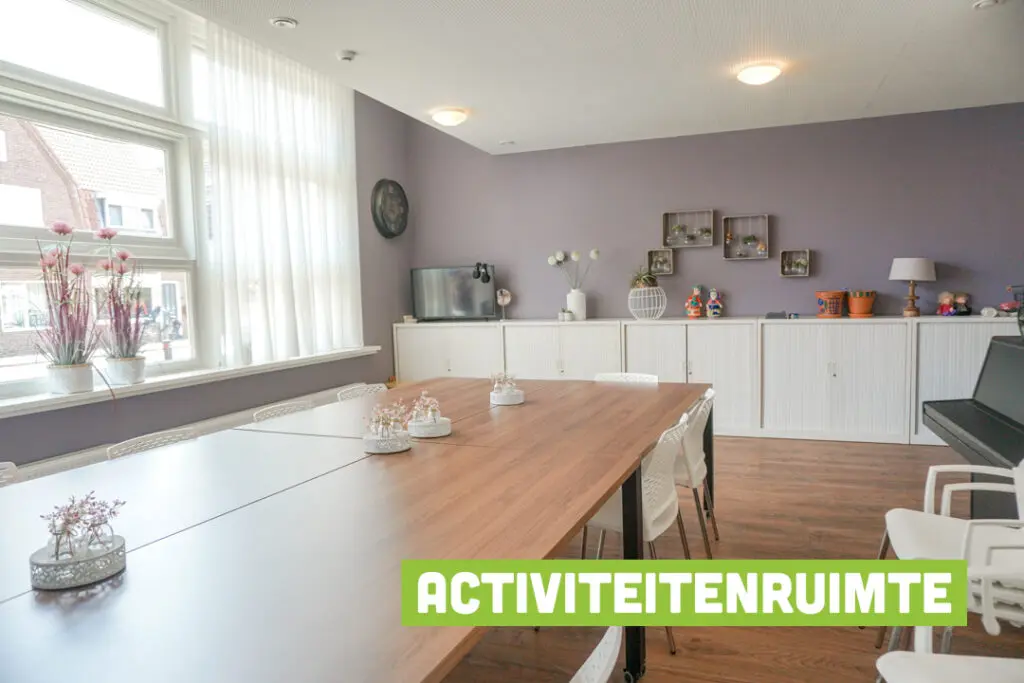 Een foto van de gezellige en knusse inrichting van Het Stevenfennehuis waar mensen met dementie kleinschalig wonen, anders dan in een verzorgingshuis