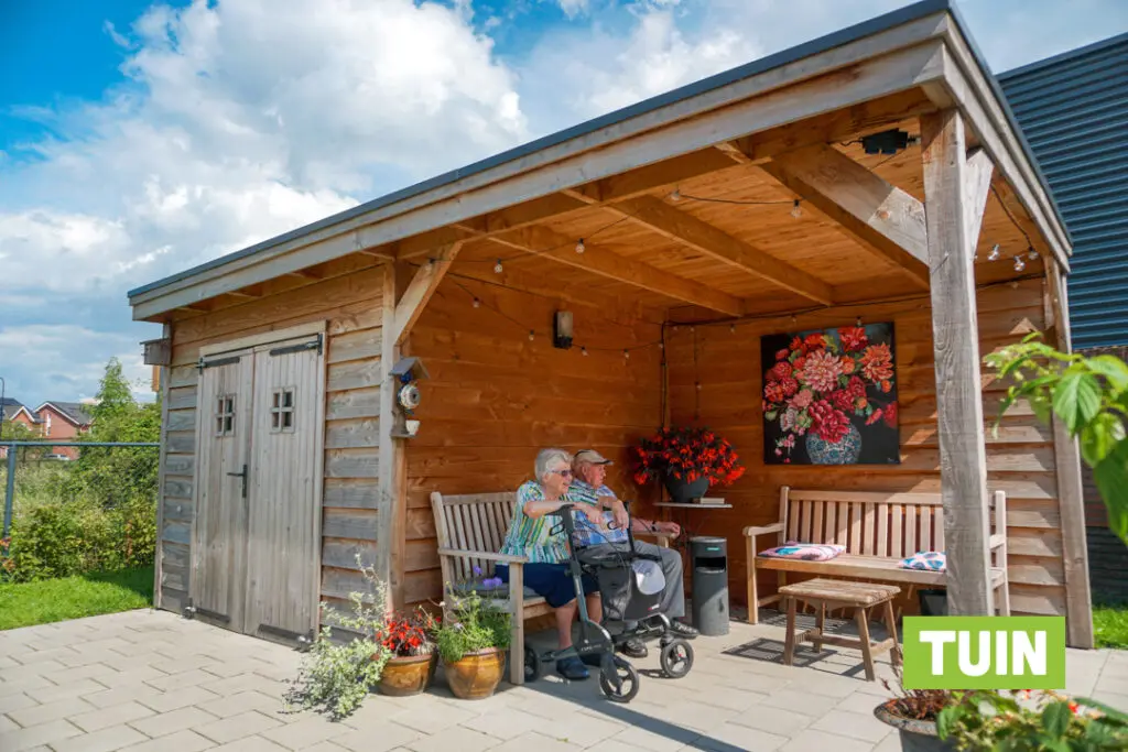 Een foto van de tuin van Het Rijssenbeekhuis van Dagelijks Leven waar mensen met dementie kleinschalig en betaalbaar wonen in een particuliere zorginstelling