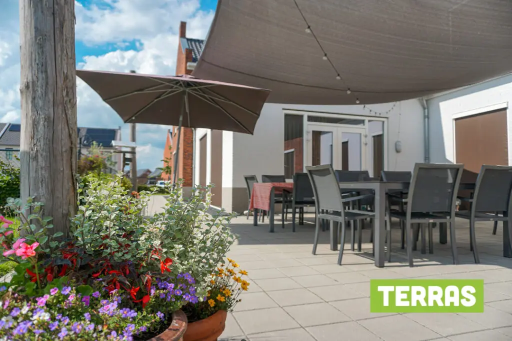 Een foto van de tuin van Het Rijssenbeekhuis van Dagelijks Leven waar mensen met dementie kleinschalig en betaalbaar wonen in een particuliere zorginstelling