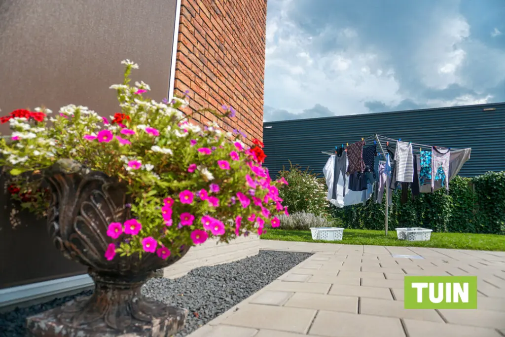 Een foto van de tuin van Het Rijssenbeekhuis van Dagelijks Leven waar mensen met dementie kleinschalig en betaalbaar wonen in een particuliere zorginstelling