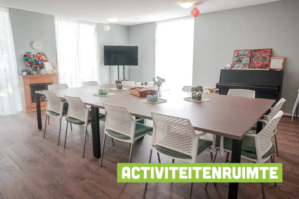 Een foto van de gezellige en knusse inrichting van Het Stoofhuis waar mensen met dementie kleinschalig wonen, anders dan in een verzorgingshuis