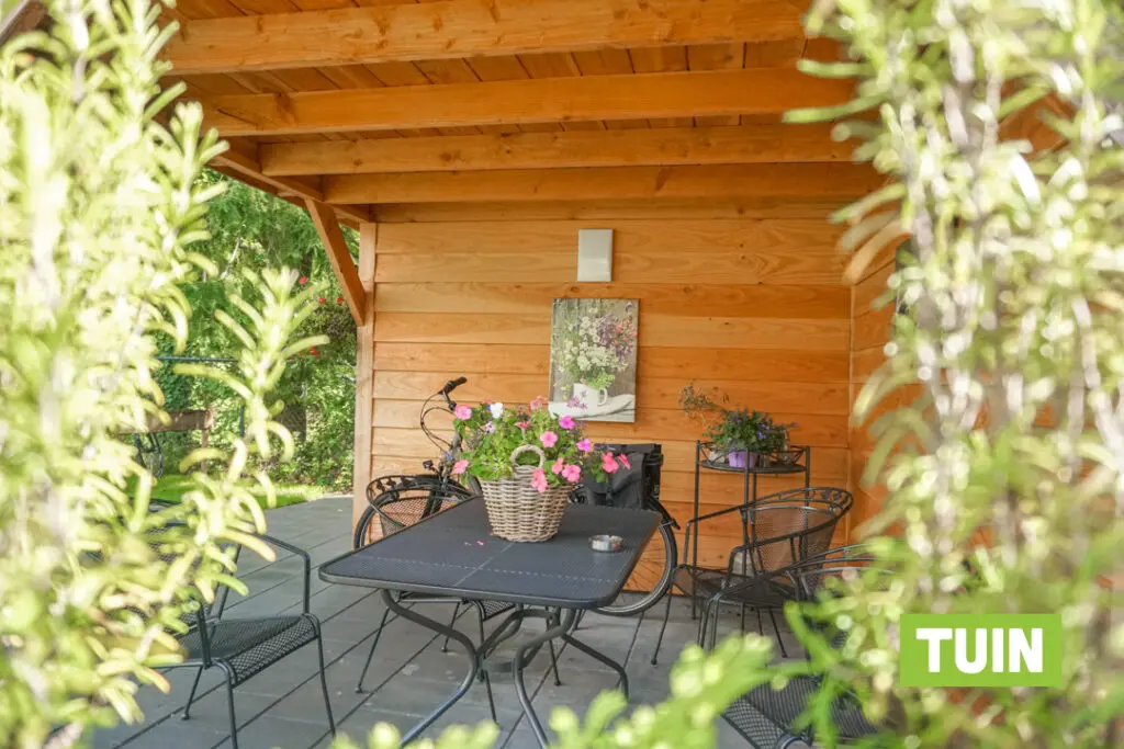 Een foto van de tuin van Het Zevenheuvelenhuis van Dagelijks Leven waar mensen met dementie kleinschalig en betaalbaar wonen in een particuliere zorginstelling