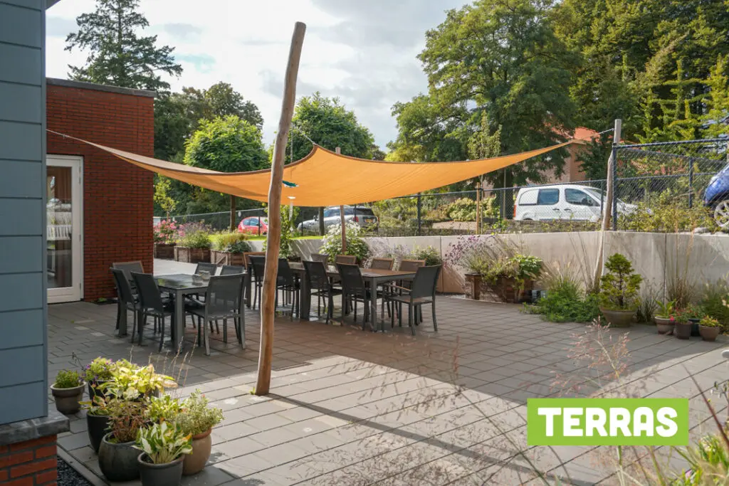 Een foto van de tuin van Het Zevenheuvelenhuis van Dagelijks Leven waar mensen met dementie kleinschalig en betaalbaar wonen in een particuliere zorginstelling