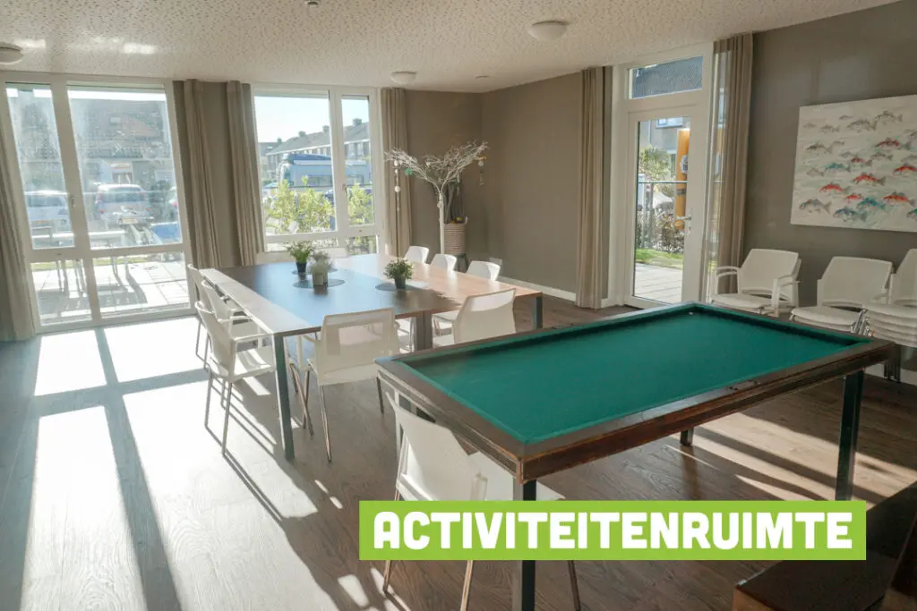 Een foto van de gezellige en knusse inrichting van Het Greidenhuis waar mensen met dementie kleinschalig wonen, anders dan in een verzorgingshuis