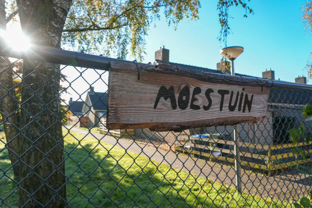 Een foto van het bordje 'moestuin' bij Het Greidenhuis van Dagelijks Leven waar mensen met dementie kleinschalig en betaalbaar wonen in een particuliere zorginstelling