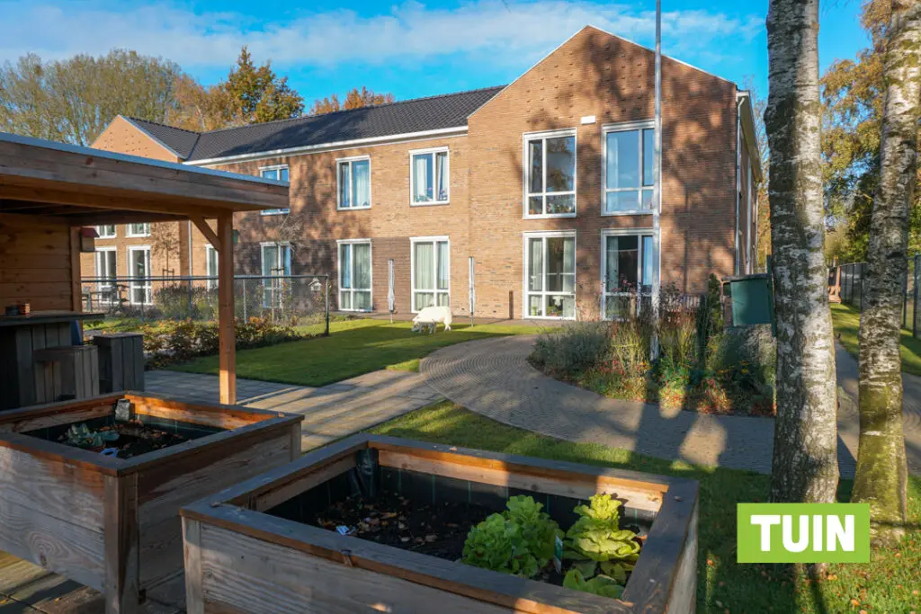 Een foto van de moestuin van Het Greidenhuis van Dagelijks Leven waar mensen met dementie kleinschalig en betaalbaar wonen in een particuliere zorginstelling