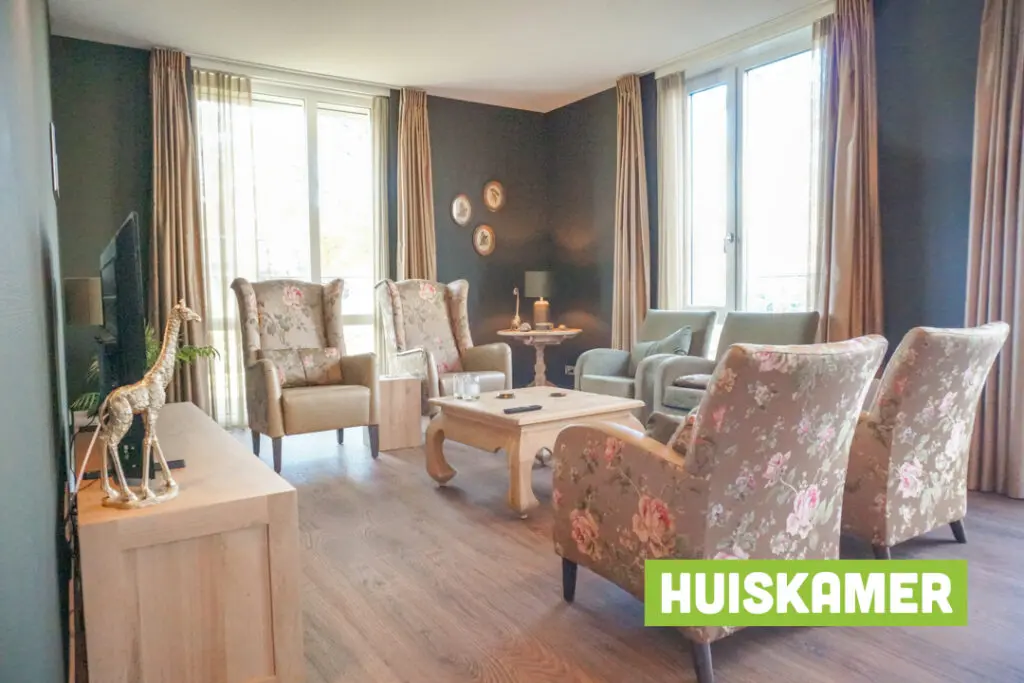 Een foto van de gezellige en knusse inrichting van Het Greidenhuis waar mensen met dementie kleinschalig wonen, anders dan in een verzorgingshuis