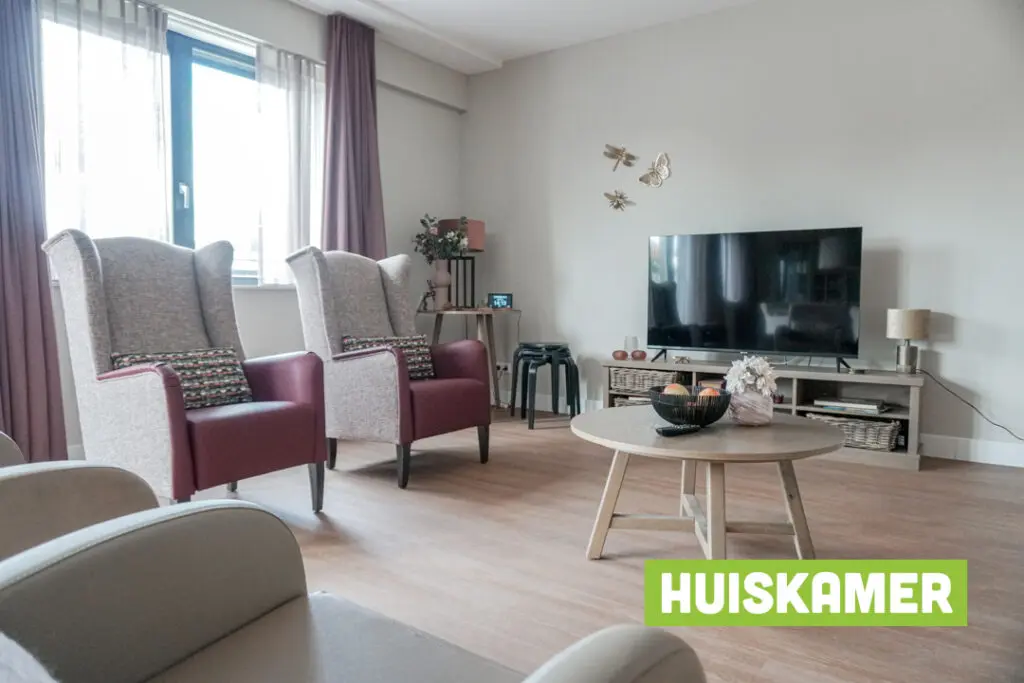 Een foto van de gezellige en knusse inrichting van Het Huygenwaerthuis waar mensen met dementie kleinschalig wonen, anders dan in een verzorgingshuis