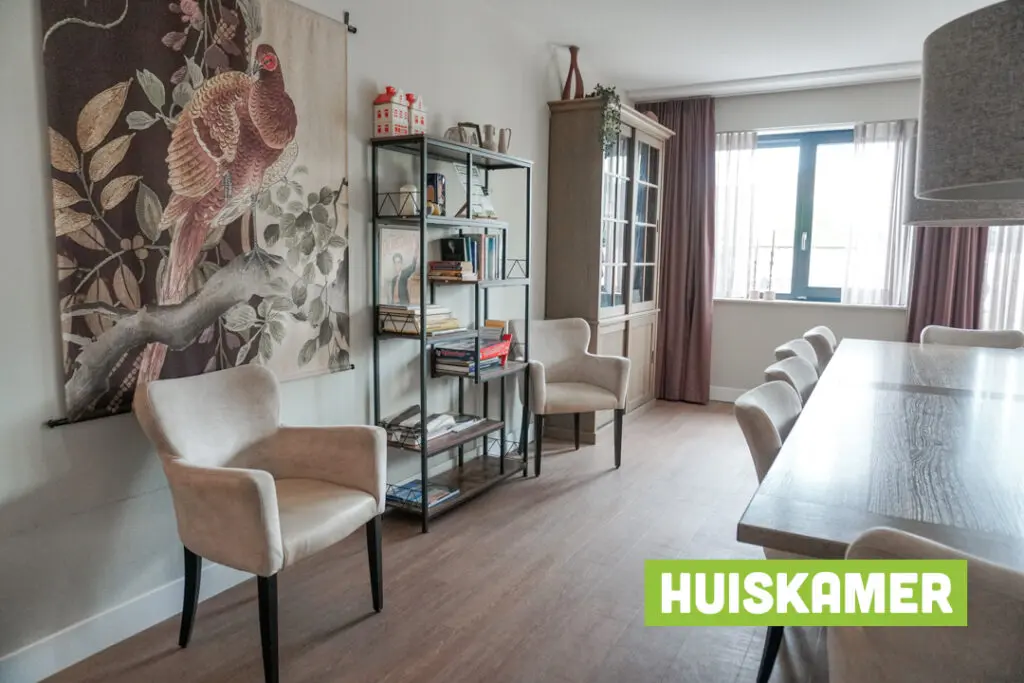 Een foto van de gezellige en knusse inrichting van Het Huygenwaerthuis waar mensen met dementie kleinschalig wonen, anders dan in een verzorgingshuis