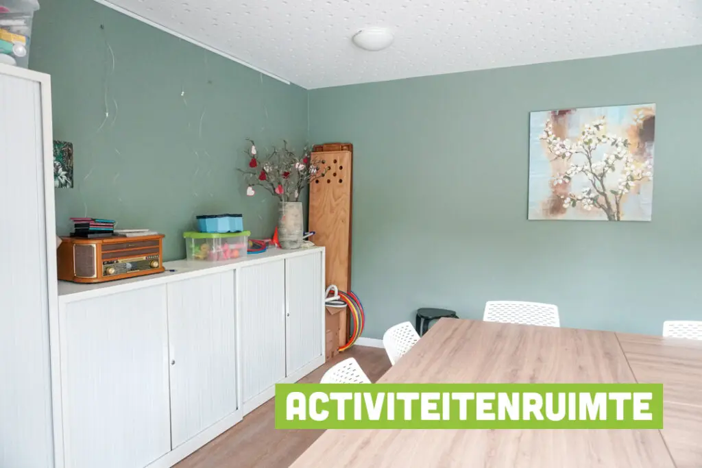 Een foto van de gezellige en knusse inrichting van Het Huygenwaerthuis waar mensen met dementie kleinschalig wonen, anders dan in een verzorgingshuis